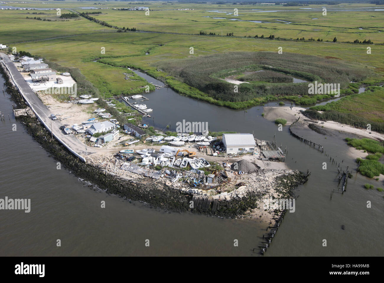 Bei einem Überflug des Cape May National Wildlife Refuge werden die vielfältigen Lebensräume des Parks hervorgehoben, von Salzwiesen bis zu Wattenmeeren. Die Überführung bietet einen Blick aus der Luft auf diese lebenswichtigen Ökosysteme, die Zugvögel und andere Wildtiere unterstützen. Stockfoto