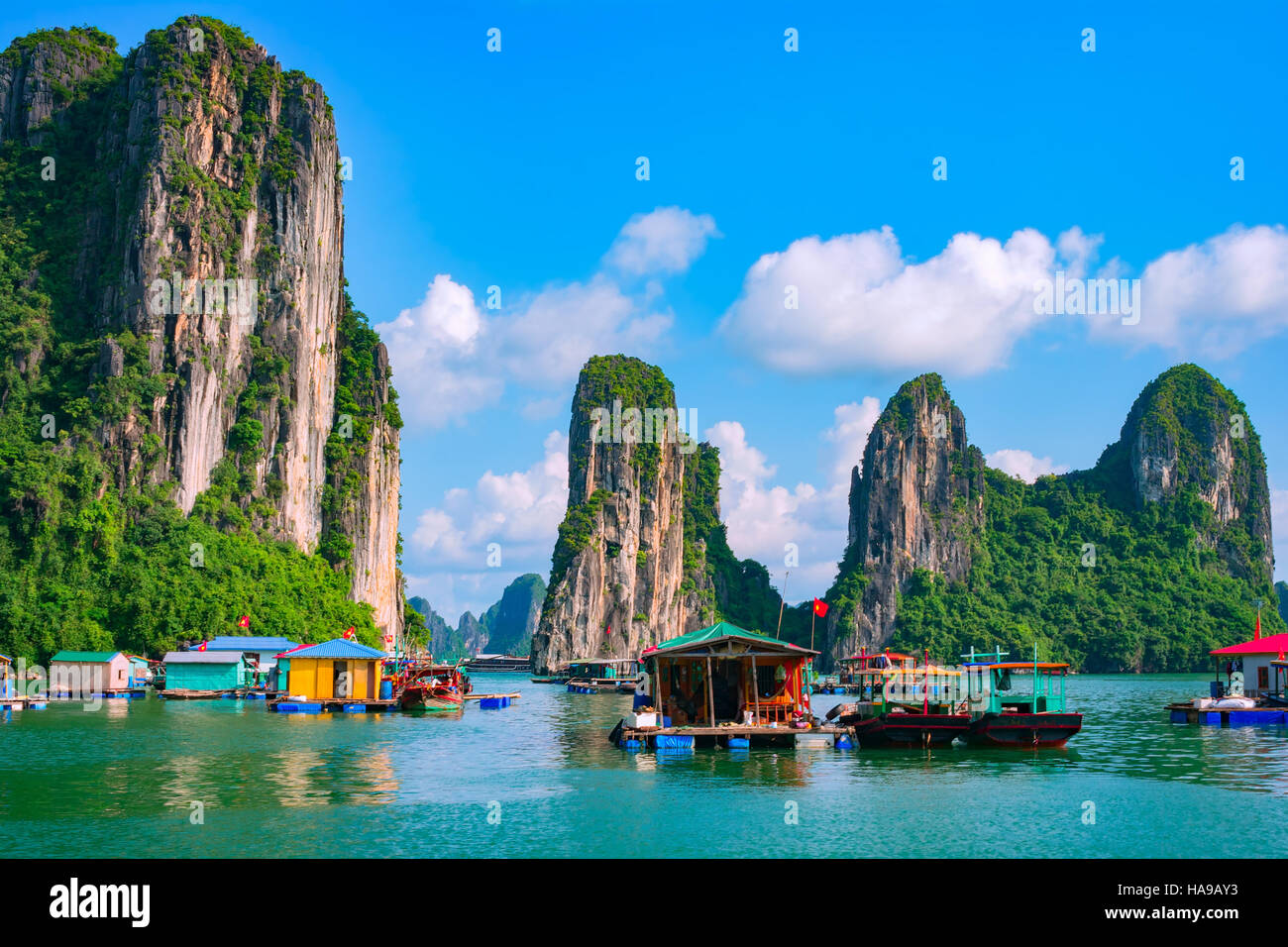 Schwebende Fischerdorf und Felsen-Insel in der Halong Bucht, Vietnam, Südostasien. UNESCO-Weltkulturerbe. Ha Long Bay Landschaft Stockfoto
