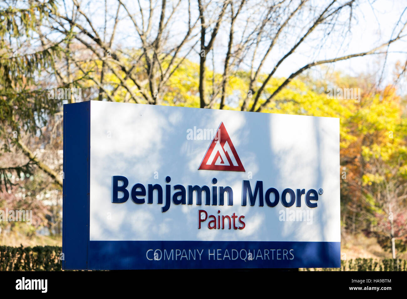 Ein Logo Zeichen außerhalb der Hauptsitz von Benjamin Moore malt in Montvale, New Jersey am 5. November 2016. Stockfoto