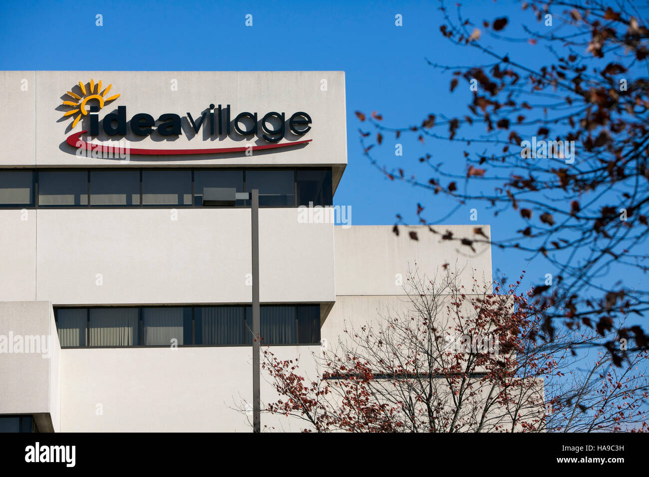 Ein Logo Zeichen außerhalb der Sitz der Ideavillage Products Corporation in Wayne, New Jersey am 5. November 2016. Stockfoto