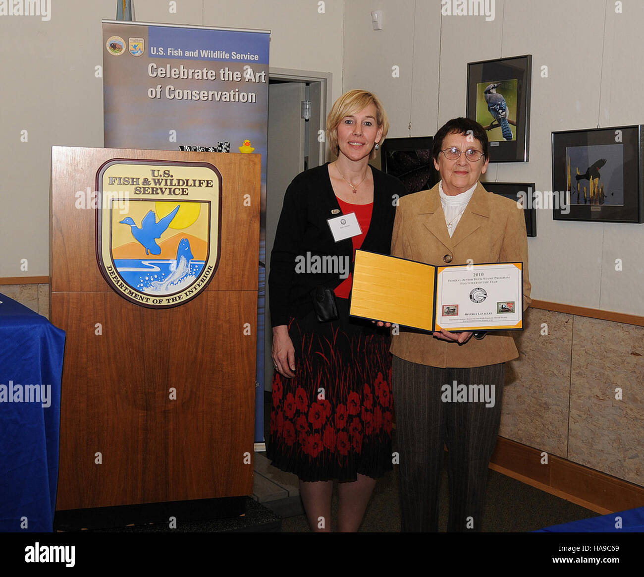 Eine Freiwillige erhält Anerkennung für ihre herausragenden Beiträge zu den Naturschutzbemühungen in einem Nationalpark. Freiwillige spielen eine entscheidende Rolle beim Erhalt der Parklandschaft und bei der Unterstützung der Parkverwaltung. Stockfoto
