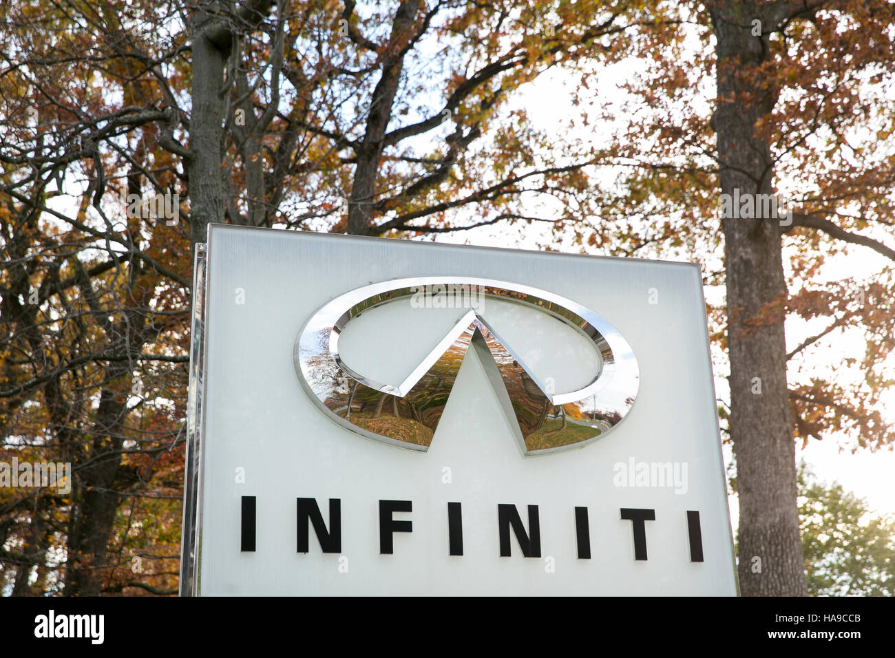 Ein Logo-Zeichen außerhalb einer Einrichtung belegt der Automobilhersteller Infiniti USA in Somerset, New Jersey am 5. November 2016. Stockfoto