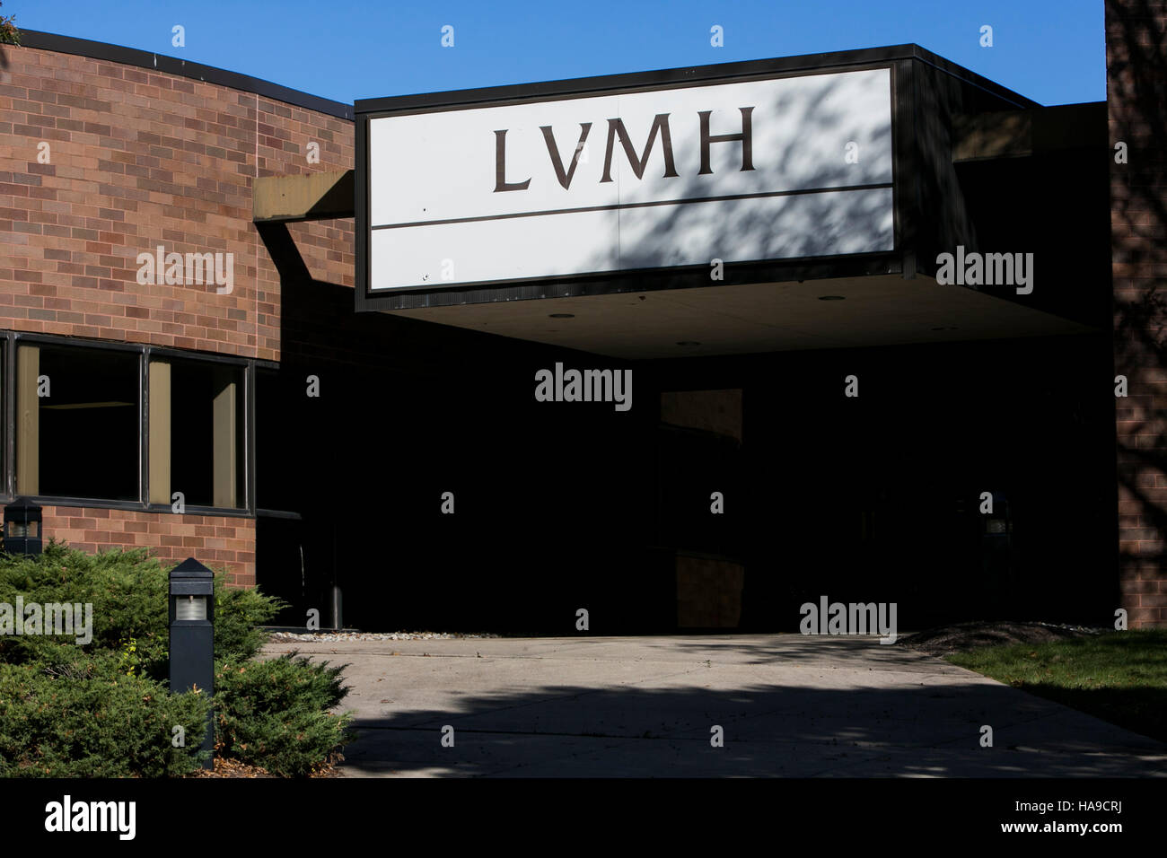 Ein Logo Zeichen außerhalb einer Einrichtung von LVMH Moët Hennessy Louis Vuitton in Piscataway Township, New Jersey auf 6. November 2016 besetzt. Stockfoto