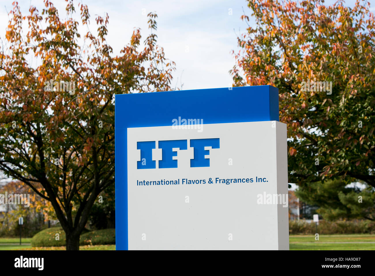 Ein Logo Zeichen außerhalb einer Einrichtung, die durch internationale Geschmacksrichtungen & Düfte (IFF) in Dayton, New-Jersey auf 6. November 2016 besetzt. Stockfoto