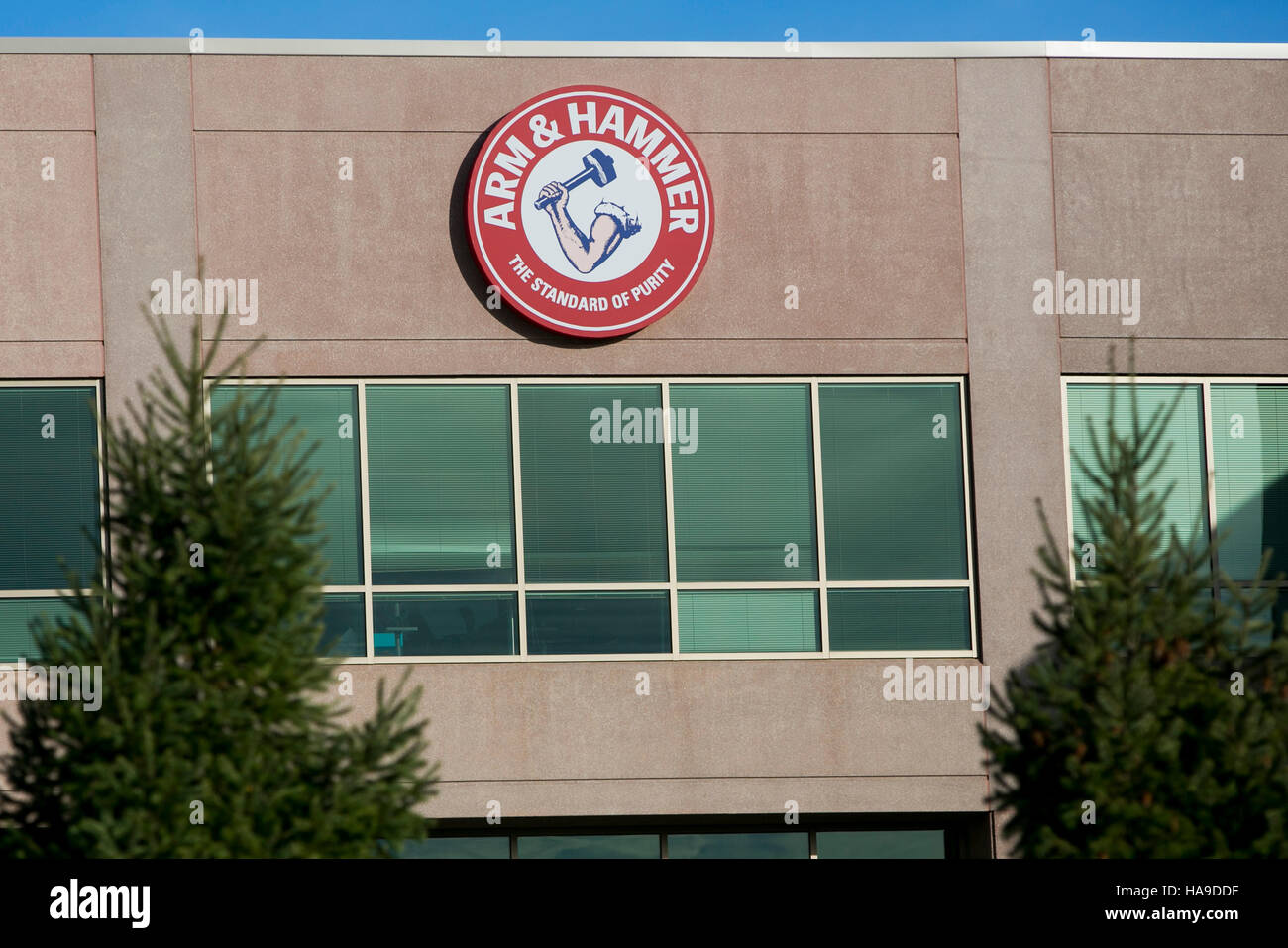 Ein Logo Zeichen außerhalb der Hauptsitz der Kirche & Dwight Co., Inc., in Ewing Township, New Jersey auf 6. November 2016. Stockfoto