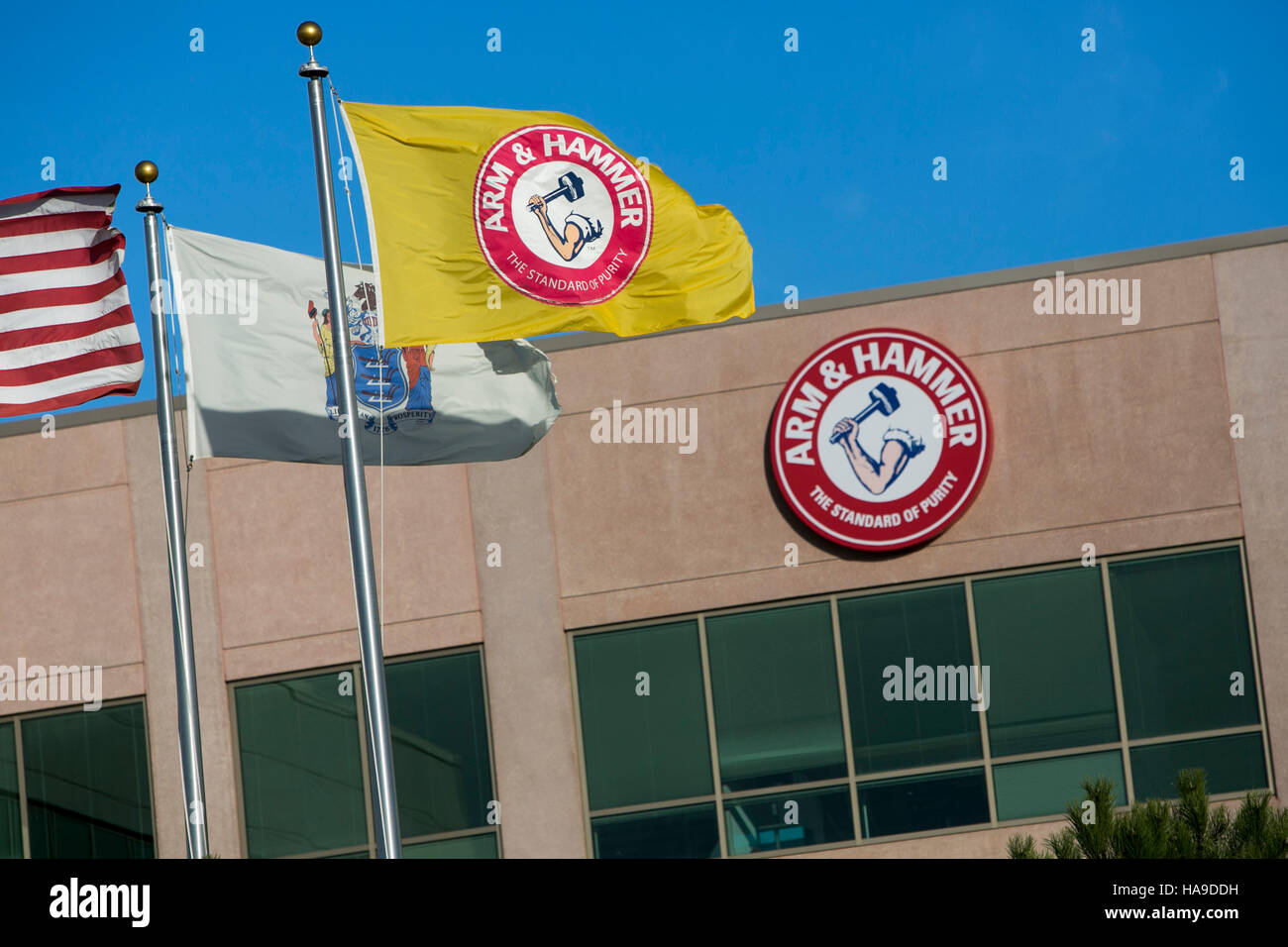 Ein Logo Zeichen außerhalb der Hauptsitz der Kirche & Dwight Co., Inc., in Ewing Township, New Jersey auf 6. November 2016. Stockfoto