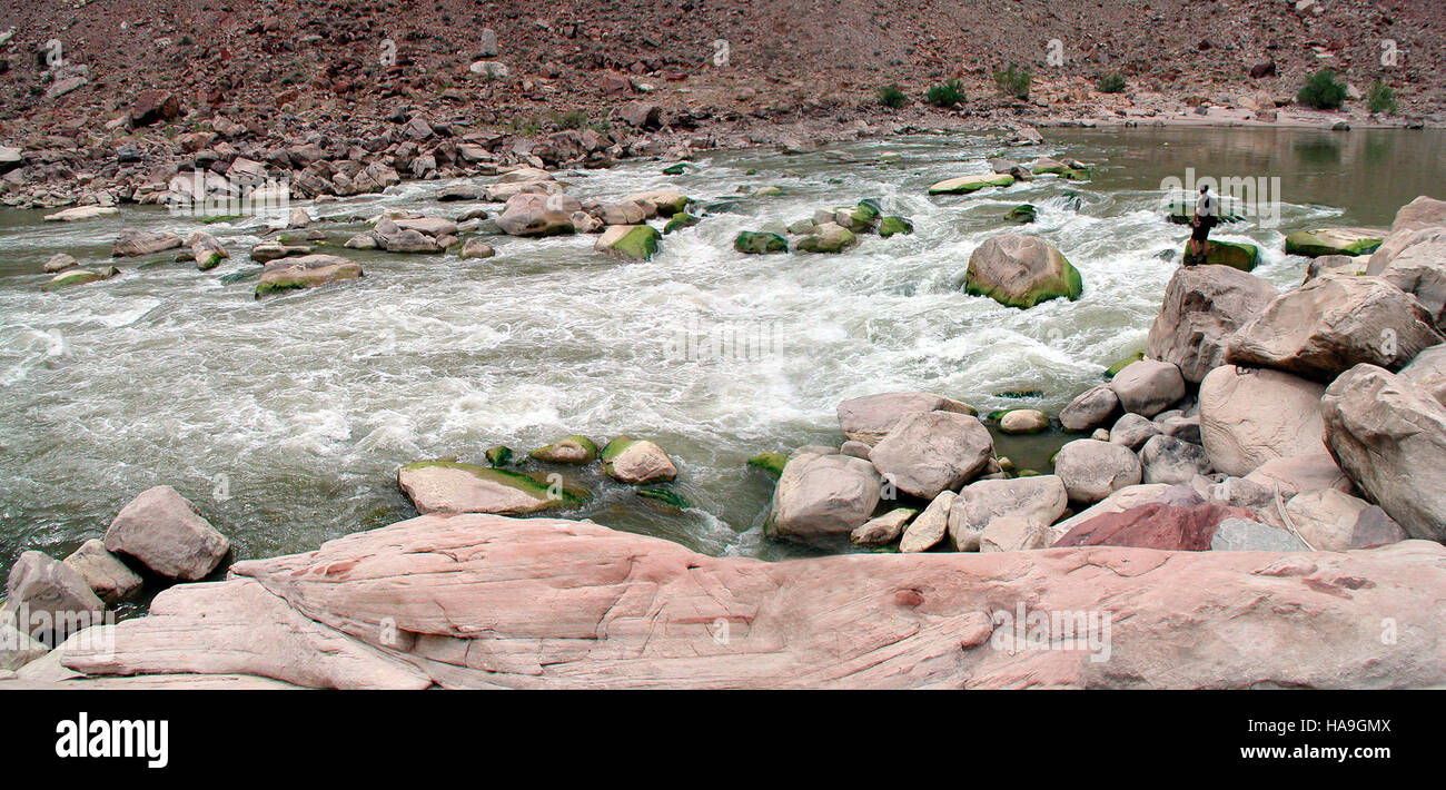 Big Drop Three liegt im Canyonlands National Park und ist ein atemberaubendes geologisches Merkmal, das für seine dramatischen Abhänge und weitläufigen Ausblicke auf die Wüste bekannt ist. Stockfoto