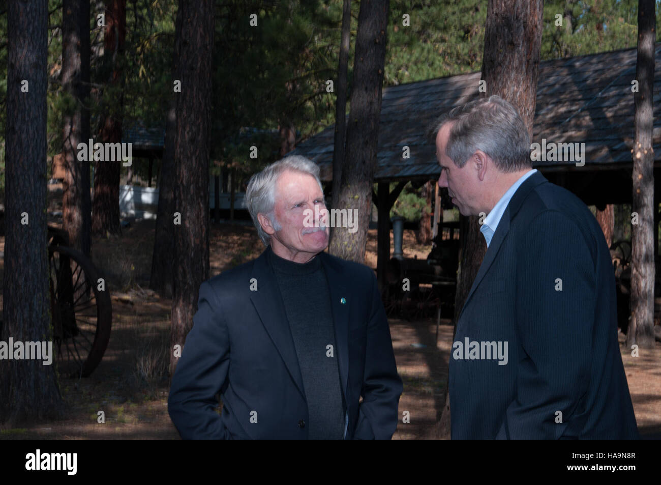 Gouverneur Kitzhaber und Senator Merkley nahmen an der Einweihung eines neuen Nationalparks Teil. Dieser neue Park konzentriert sich auf die Erhaltung der einzigartigen Naturmerkmale und der biologischen Vielfalt der Region. Die Einrichtung des Parks unterstreicht das Engagement für Umweltschutz, Landschutz und Schutz der Tierwelt in der Region. Die Einweihungszeremonie unterstreicht die Bedeutung der staatlichen Unterstützung für die Erhaltungsbemühungen. Stockfoto