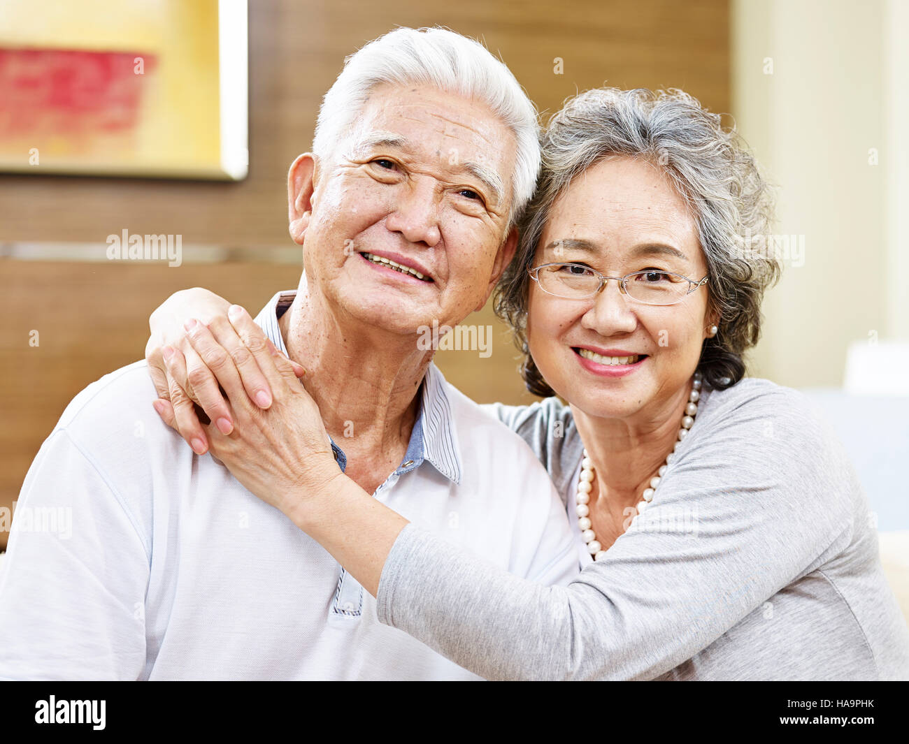 Porträt von einem asiatischen Liebespaar, Blick auf die Kamera zu Lächeln Stockfoto