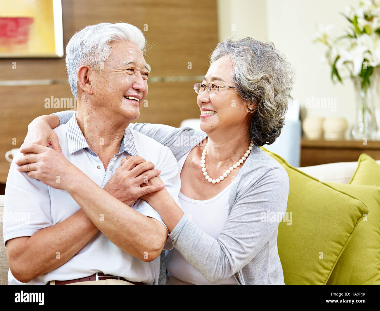 asiatische Liebespaar sahen einander mit Wertschätzung lächelnd Stockfoto