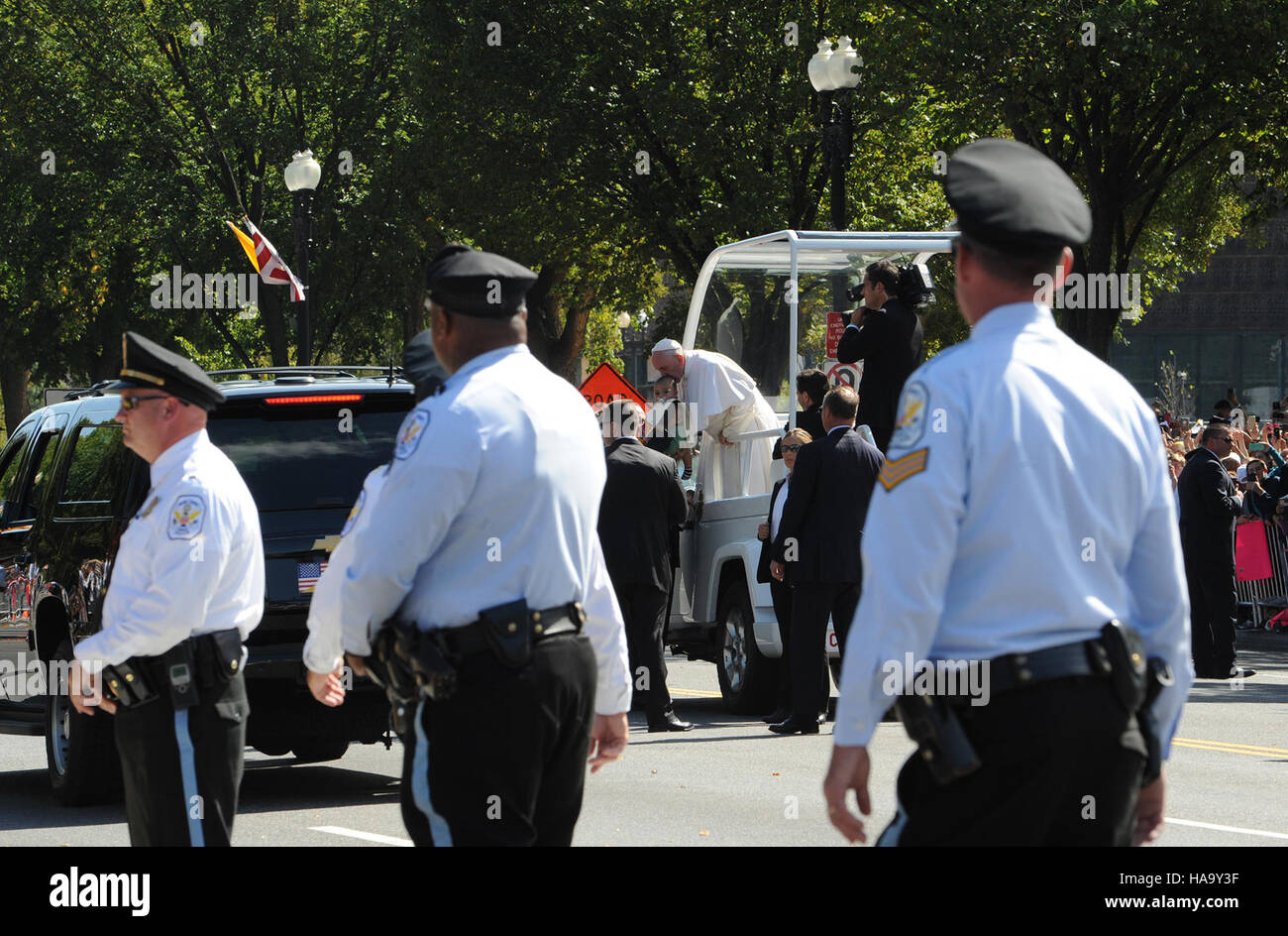 Die päpstliche Parade entlang der Constitution Avenue in Washington D.C. ist ein bedeutendes Ereignis mit der Anwesenheit des Papstes, das die Aufmerksamkeit auf historische und kulturelle Stätten lenkt. Stockfoto