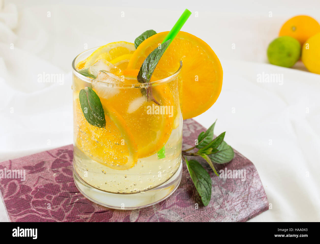 Orange und Mineralwasser zu trinken, in ein Glas Stockfoto