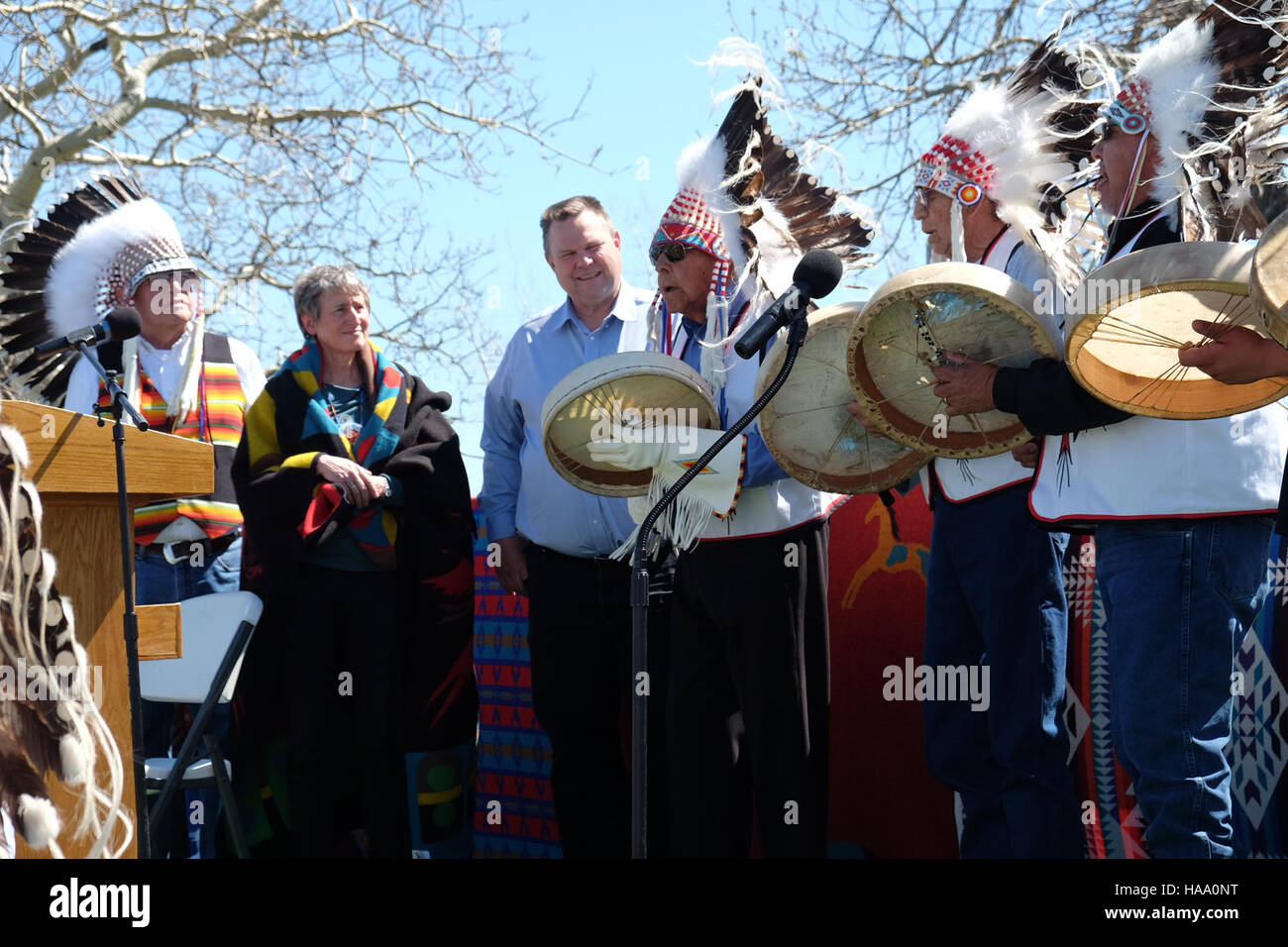 Usinterior 26196011473 Blackfeet Nation ehrt Sekretär Jewell mit einem Stammes-Namen "Far Away Frau" Stockfoto