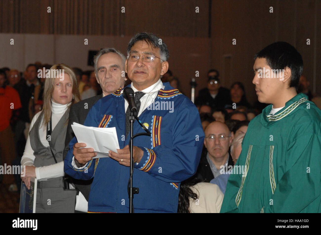 Dieses Bild von einer OCS (Outer Continental Shelf)-Hörsitzung in Dillingham, Alaska, spiegelt die Bemühungen des US-Innenministeriums wider, lokale Gemeinschaften in Entscheidungen über die Bewirtschaftung und Erhaltung natürlicher Ressourcen einzubeziehen. Stockfoto