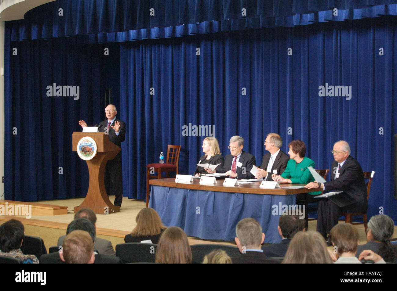 Sekretär Salazar veranstaltete ein Forum des Weißen Hauses, das sich mit sauberen Energien, erneuerbaren Ressourcen, der Schaffung von Arbeitsplätzen sowie Strategien für Klimaauswirkungen und Anpassung an den Klimawandel befasst und die Rolle der Nationalparks bei den Nachhaltigkeitsbemühungen hervorhob. Stockfoto