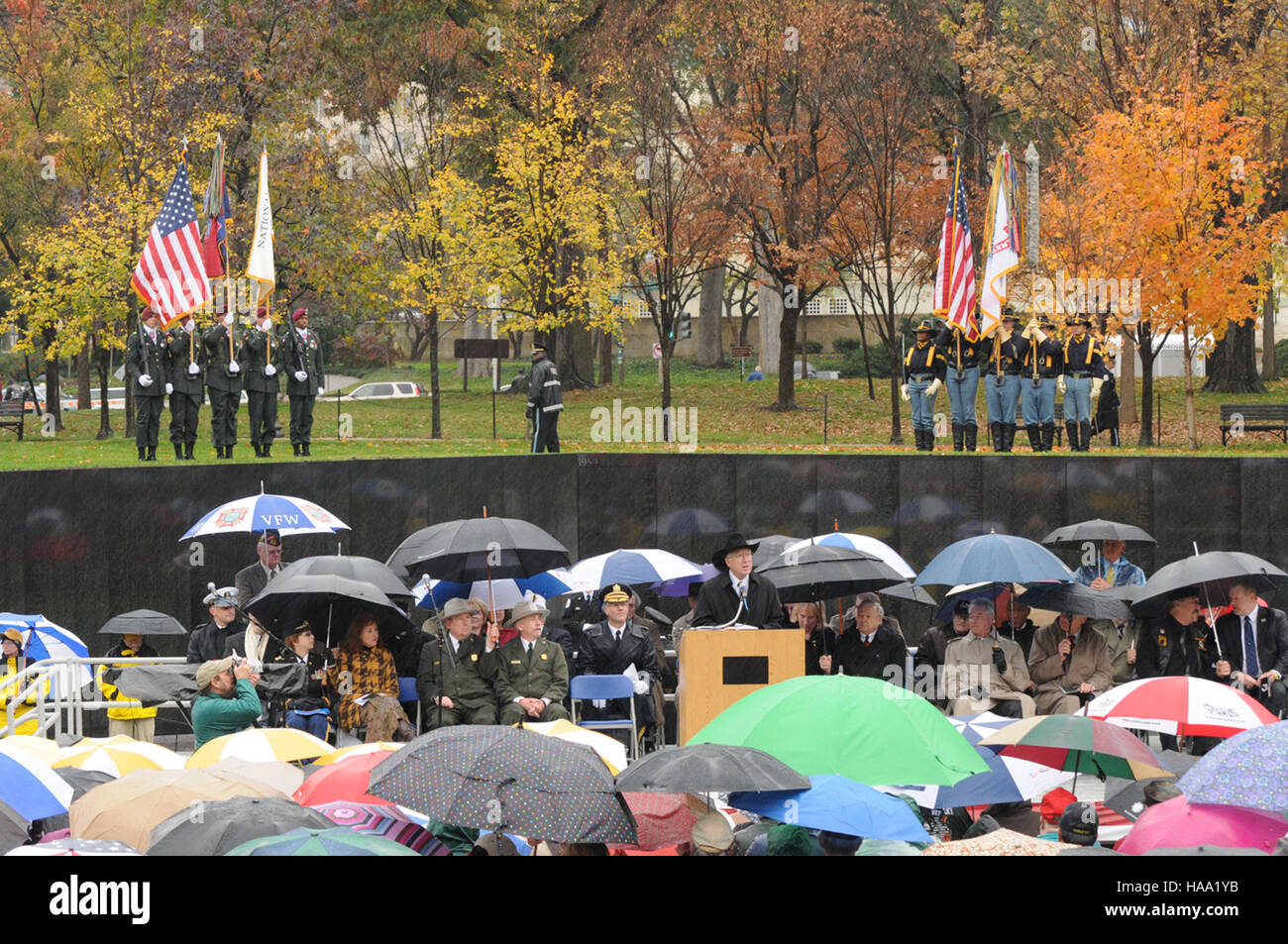 Innenminister Ken Salazar würdigt Veteranen am Vietnam Memorial in Washington, D.C. und würdigt ihre Verdienste und Beiträge für die Nation und hebt gleichzeitig die Rolle der Gedenkstätte in der Geschichte der USA hervor. Stockfoto