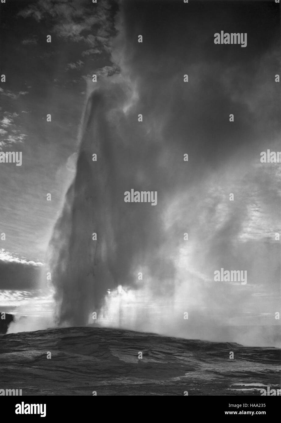 Ansel Adams’ berühmtes Mural Project (1941-1942) fängt atemberaubende Landschaften der Nationalparks ein und zeigt die majestätische Schönheit der amerikanischen Wildnis. Seine Arbeit unterstreicht die Bedeutung der Erhaltung für zukünftige Generationen. Stockfoto