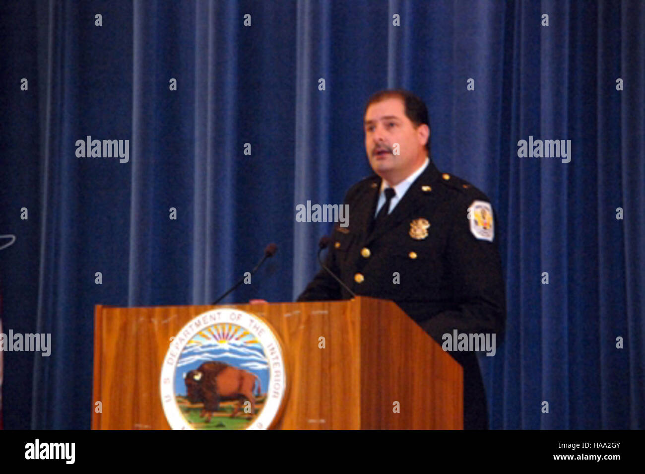 Das US-Innenministerium veranstaltet in einem Nationalpark eine Veranstaltung zum Veterans Day, bei der Naturlandschaften hervorgehoben und der Militärdienst geehrt wird. Stockfoto