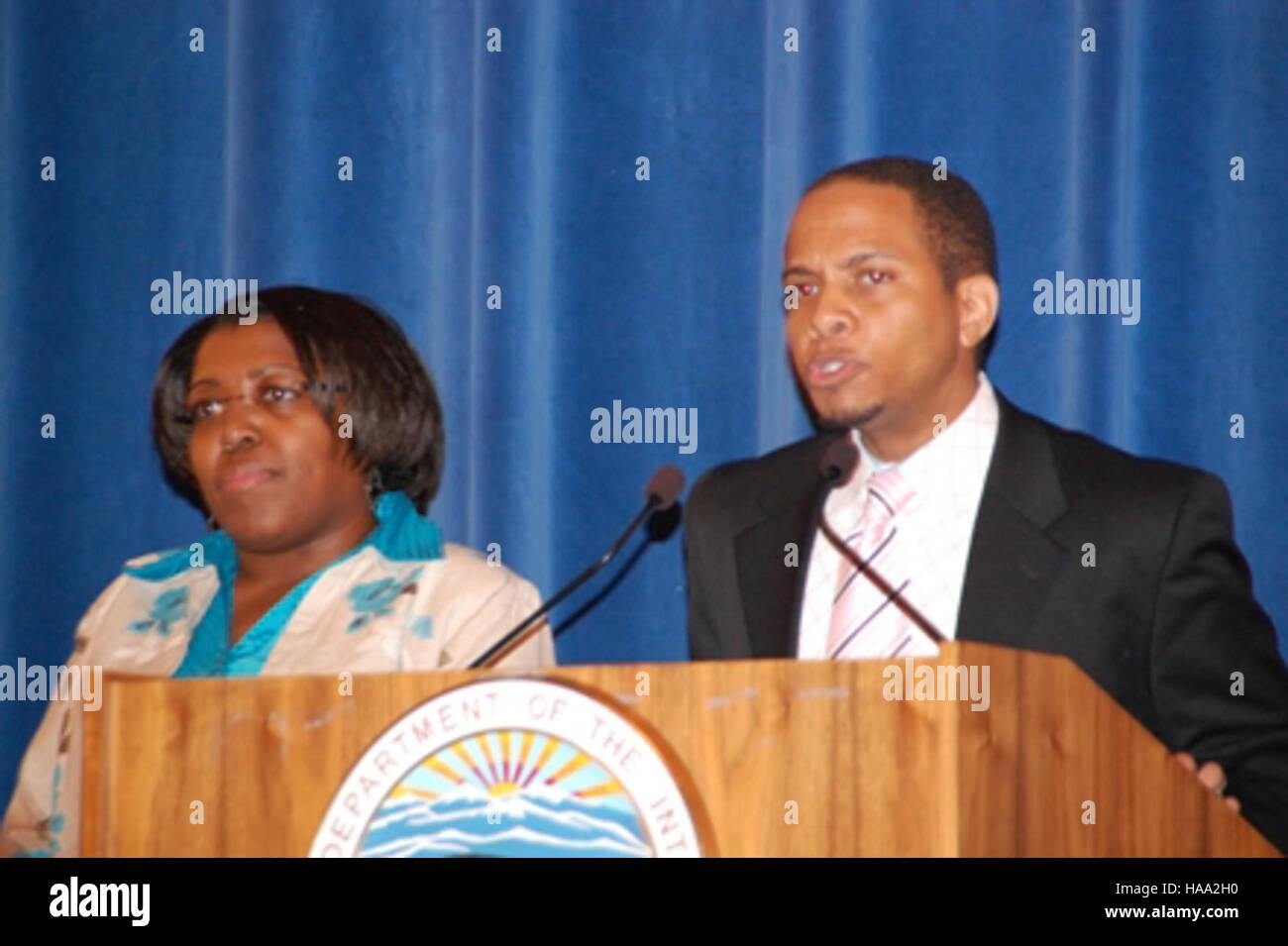 Ein Veterans Day-Event in einem US-Nationalpark erinnert an diejenigen, die im Militär gedient haben. Die Veranstaltung beleuchtet die Verbindung zwischen Nationalparks, Geschichte und öffentlicher Anerkennung der Beiträge der Veteranen für das Land. Stockfoto