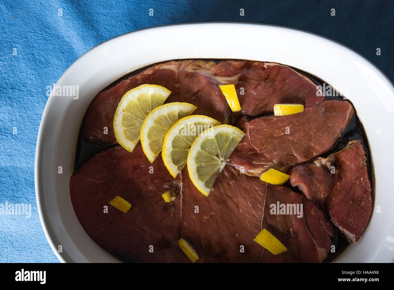 Rindfleisch in einer Schale marinieren Stockfoto