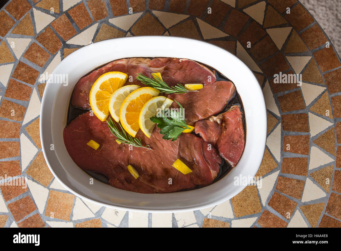 Rindfleisch in einer Schale marinieren Stockfoto