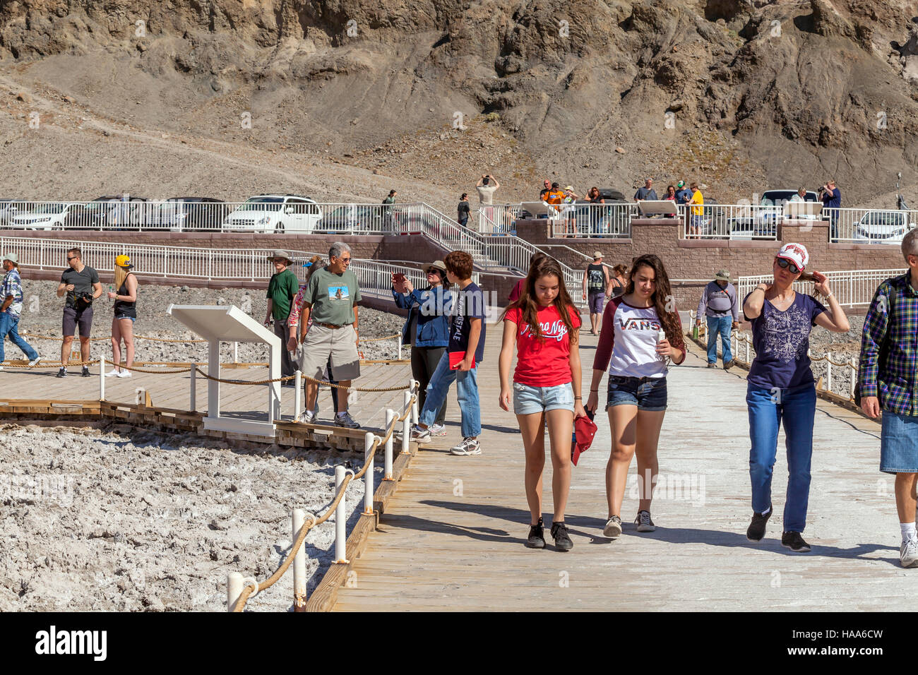 Touristen in Badwater Basin, Death Valley Nationalpark, Kalifornien, USA Stockfoto
