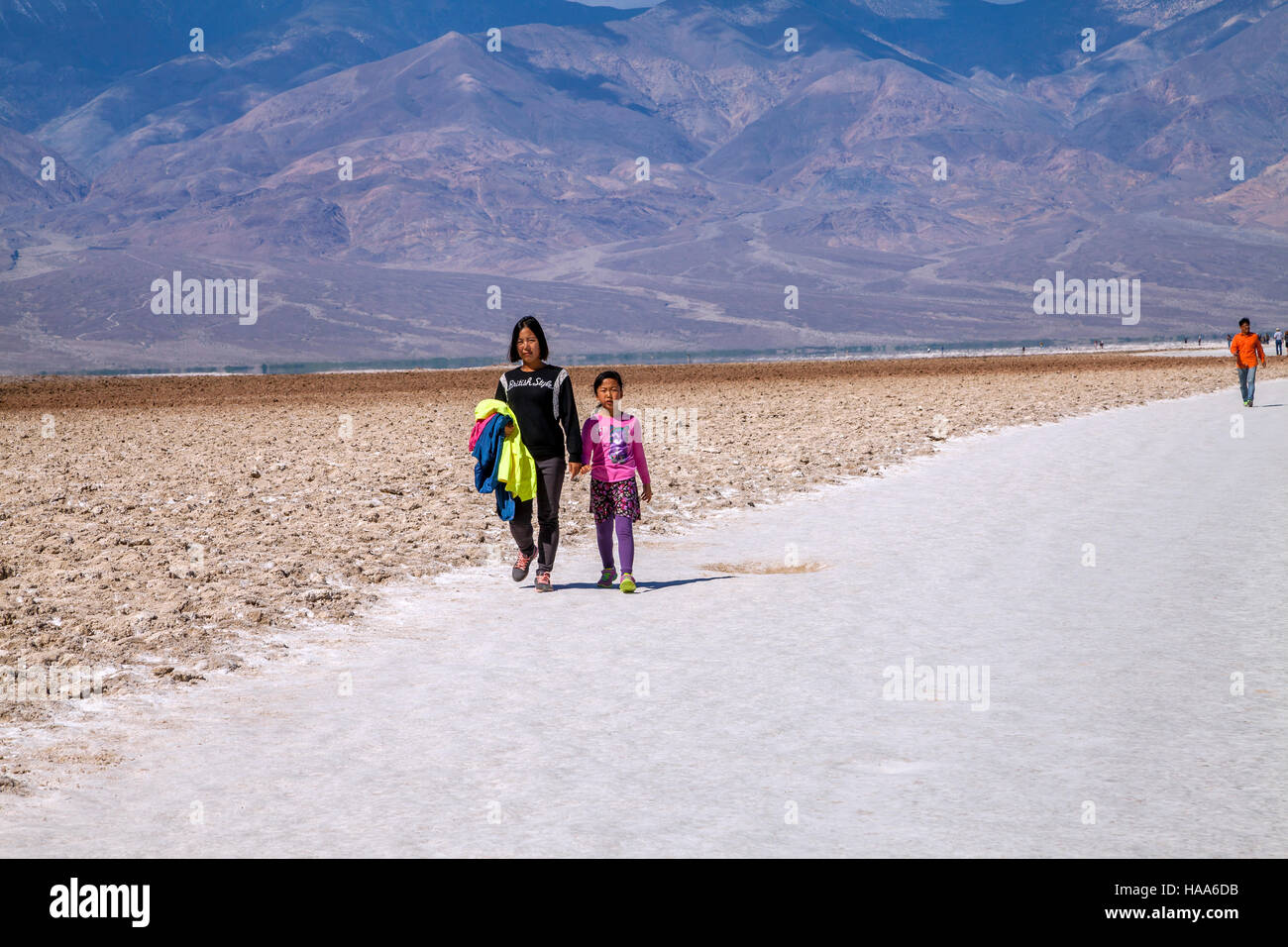 Mutter und Tochter, die zu Fuß in der Salz-Becken, Badwater Basin, Death Valley Nationalpark, Kalifornien, USA Stockfoto