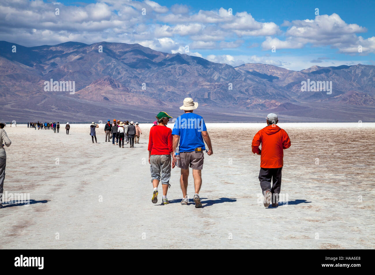 Touristen in Badwater Basin, Death Valley Nationalpark, Kalifornien, USA Stockfoto