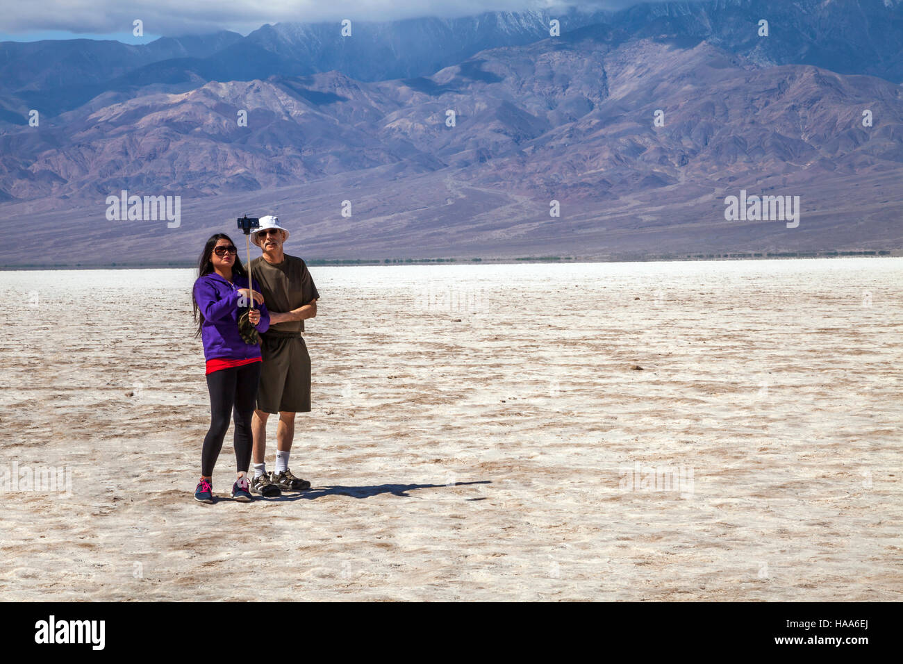 Paar unter Selfie, Badwater Basin, Death Valley Nationalpark, Kalifornien, USA Stockfoto