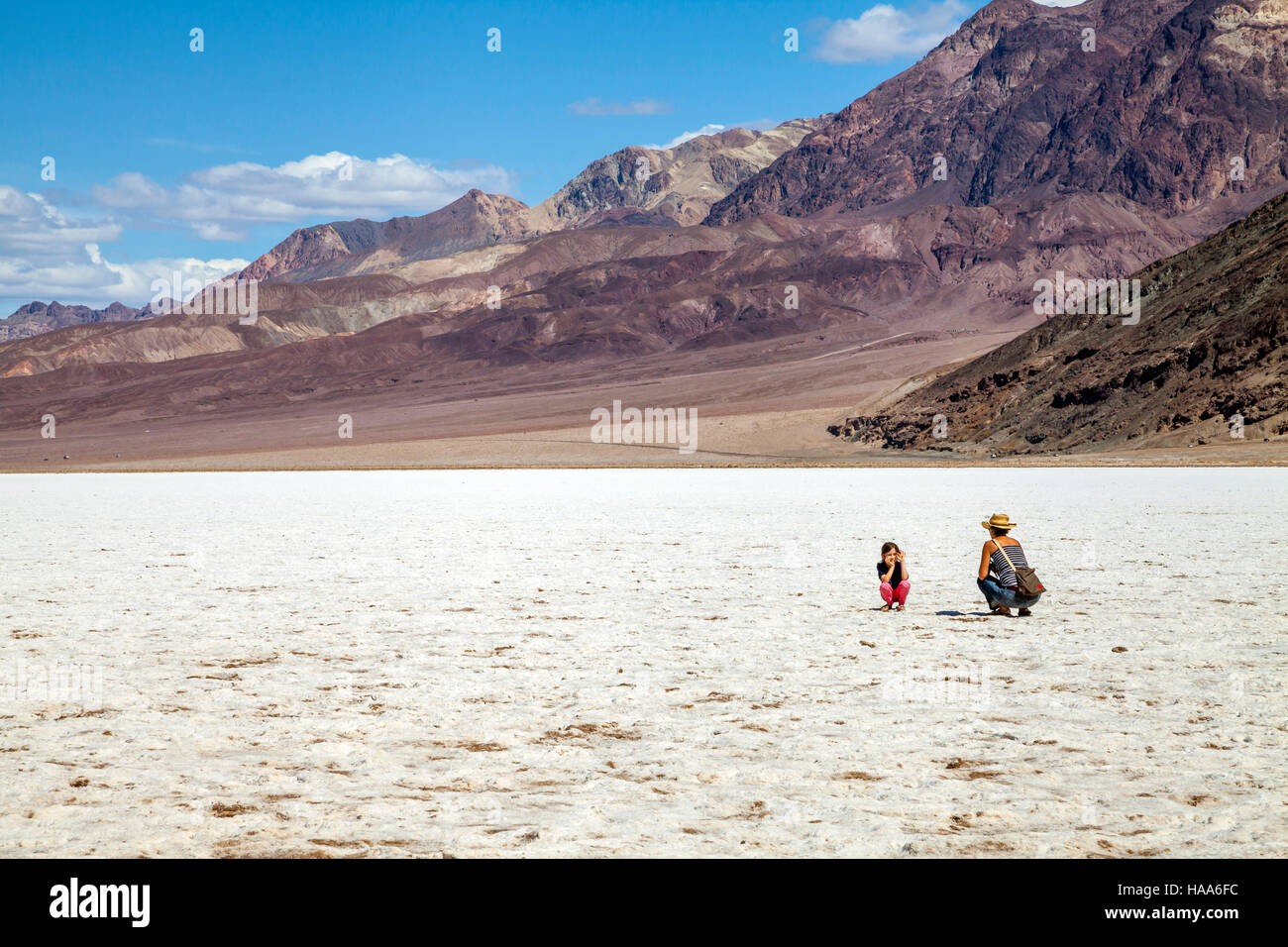 Mutter, Tochter, Badwater Basin, Death Valley Nationalpark, Kalifornien, USA fotografieren Stockfoto