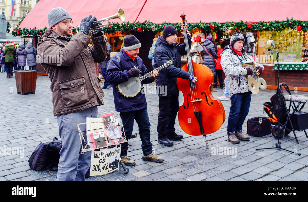 Eine jazz-Band spielt auf einem Weihnachtsmarkt Festival Stockfoto
