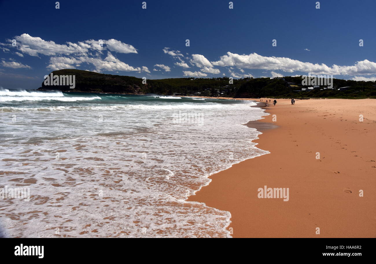 Menschen entspannen am Strand der Copacabana an einem sonnigen Tag (Central Coast, NSW, Australien) Stockfoto