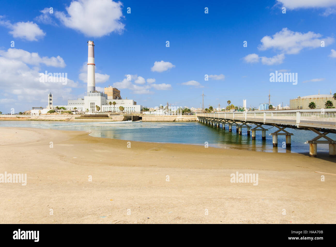 Die Wauchope Brücke (über der Mündung des Wildbaches Yarkon), Reading Power Station und den Leuchtturm. Tel Aviv, Israel Stockfoto