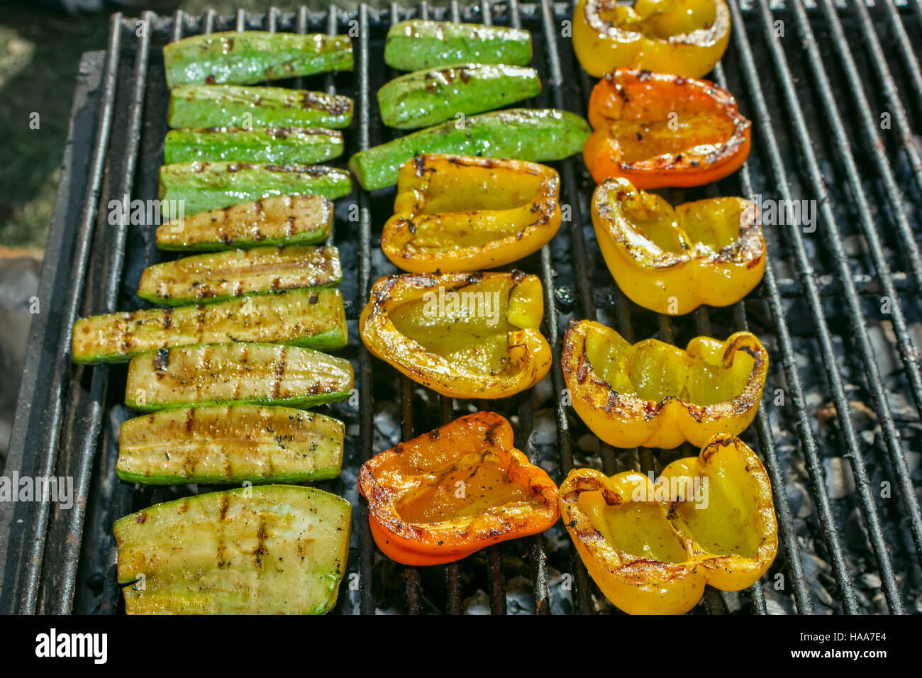 Holzkohle-Grill mit Gemüse Paprika, Zucchini und Gurke Stockfotografie -  Alamy