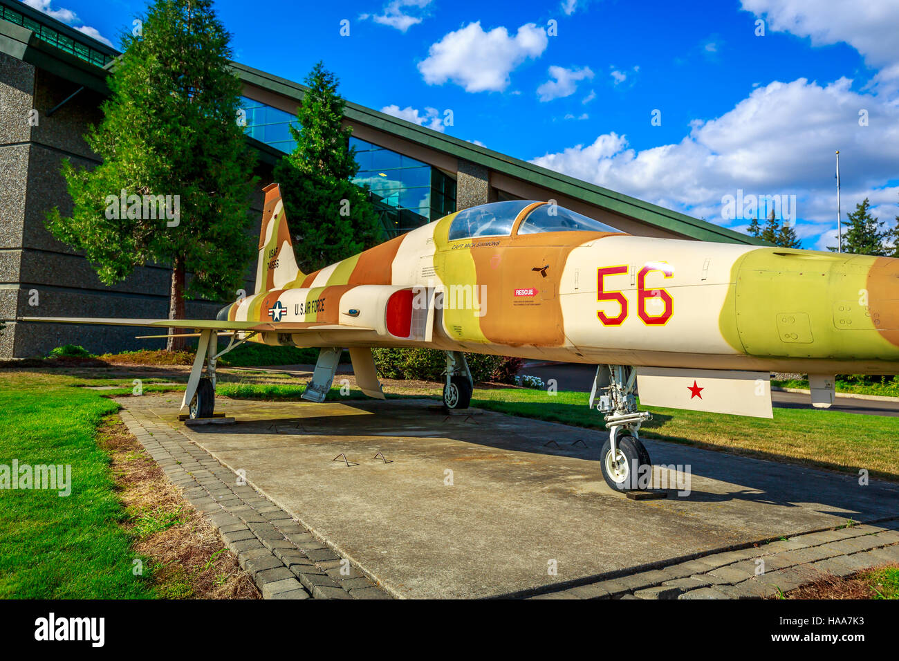 McMinnville, Oregon - 31. August 2014: Jagdflugzeug Northrop F-5E Tiger II mit Wüste Streifen auf Ausstellung im Evergreen Aviation & Space Museum. Stockfoto