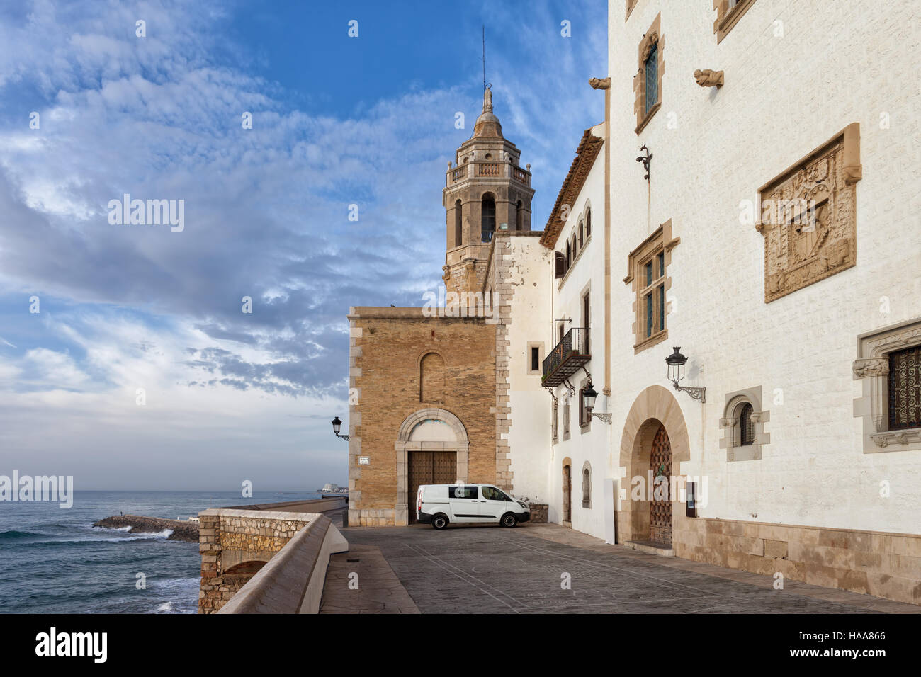 Am Meer Stadt Sitges am Mittelmeer, Turm der Kirche von Sant Bartomeu & Santa Tecla, Katalonien, Spanien Stockfoto