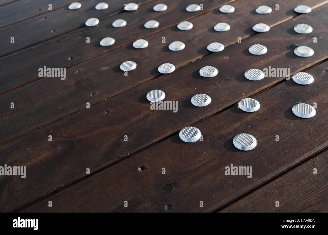 Outdoor-Holzboden mit Anti-Rutsch-Stahlelemente Stockfoto