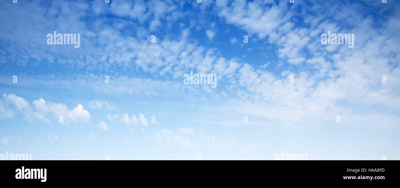 Natürlicher blauer Himmel mit weißen Altocumulus Wolken, Panorama Foto Hintergrundtextur Stockfoto