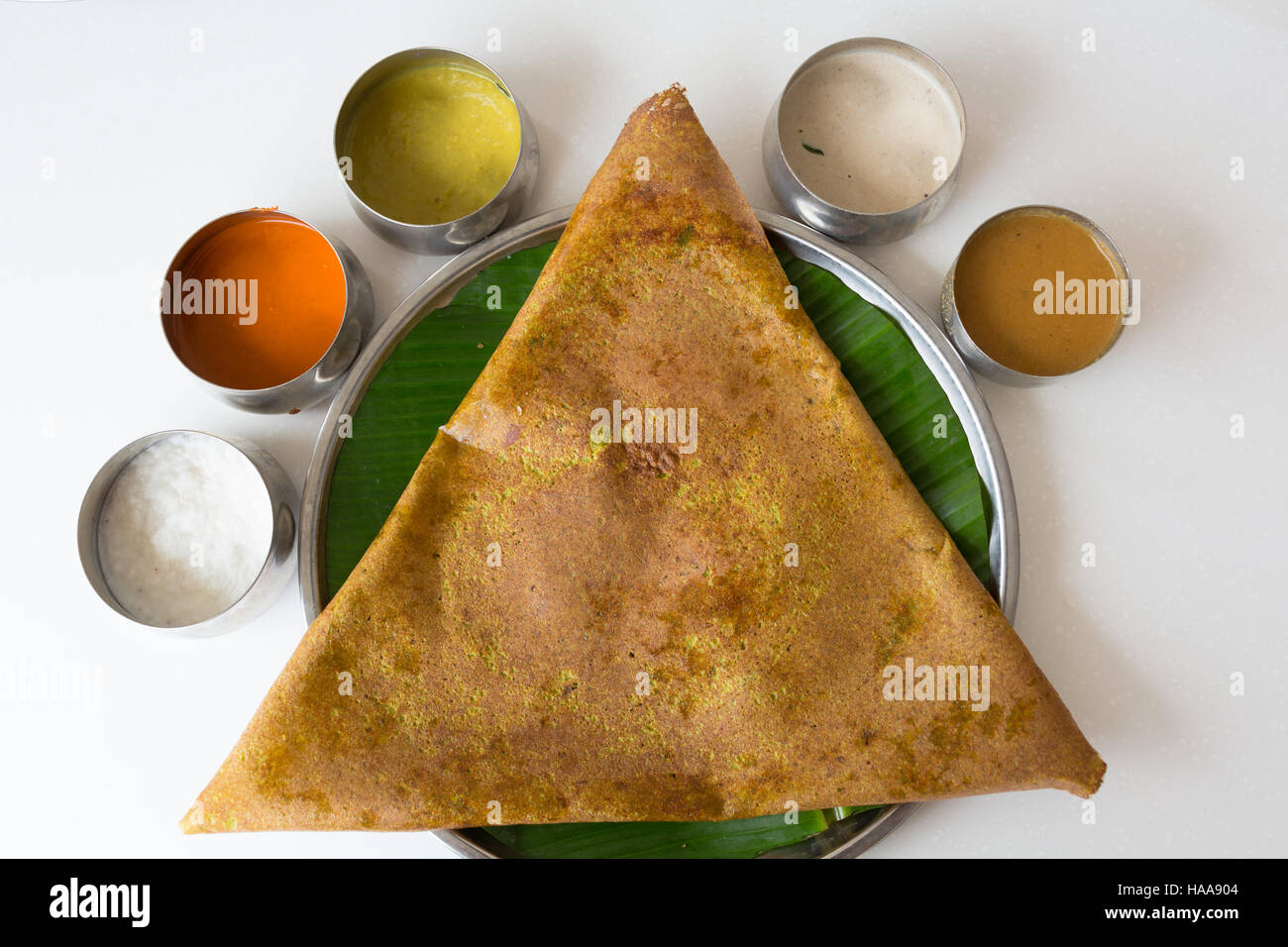 Nahaufnahme von Masala Dosa serviert auf Stahlplatte mit Banane Blatt Schonschicht Stockfoto