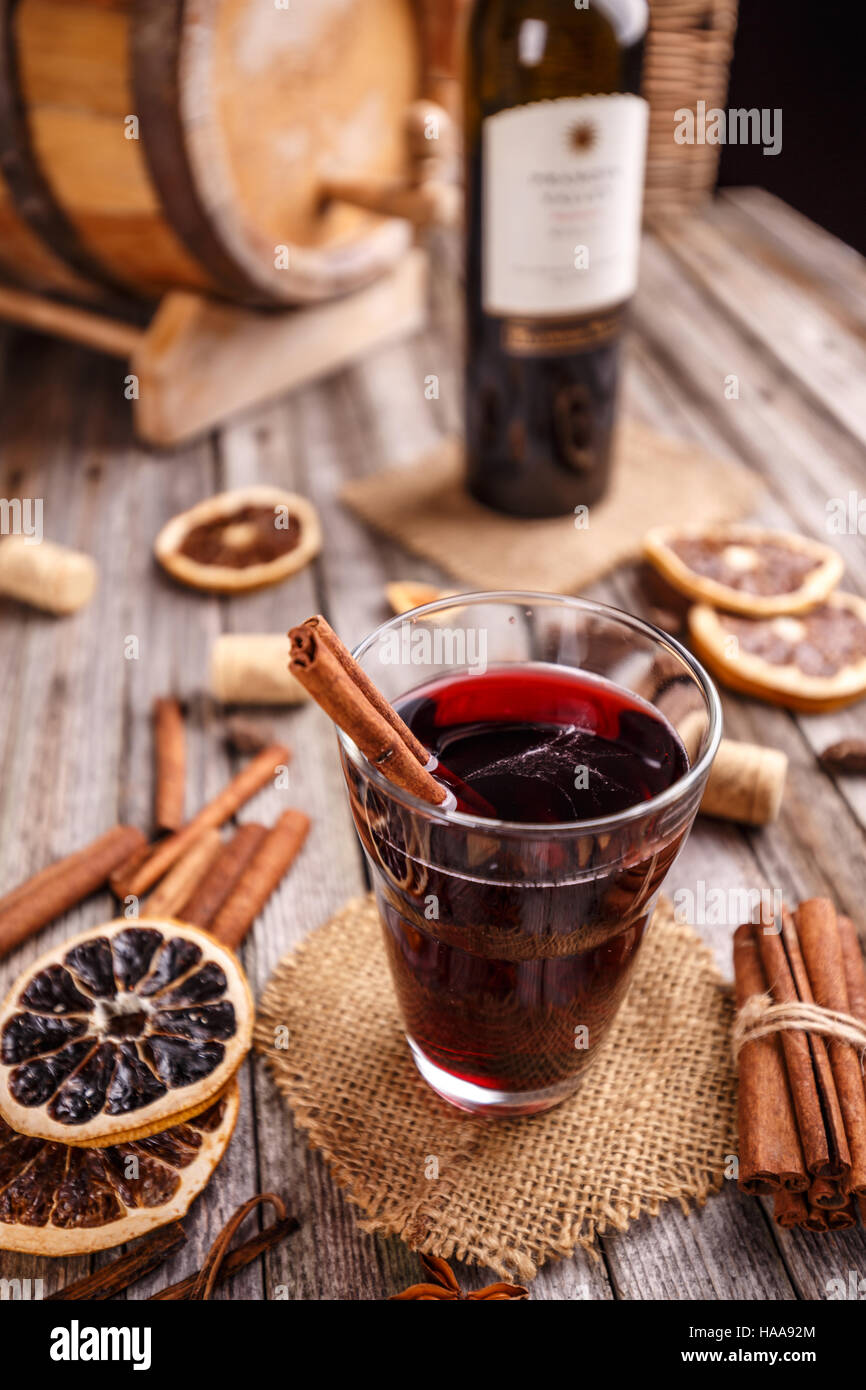 Glühwein mit Gewürzen, Glühwein Stockfoto