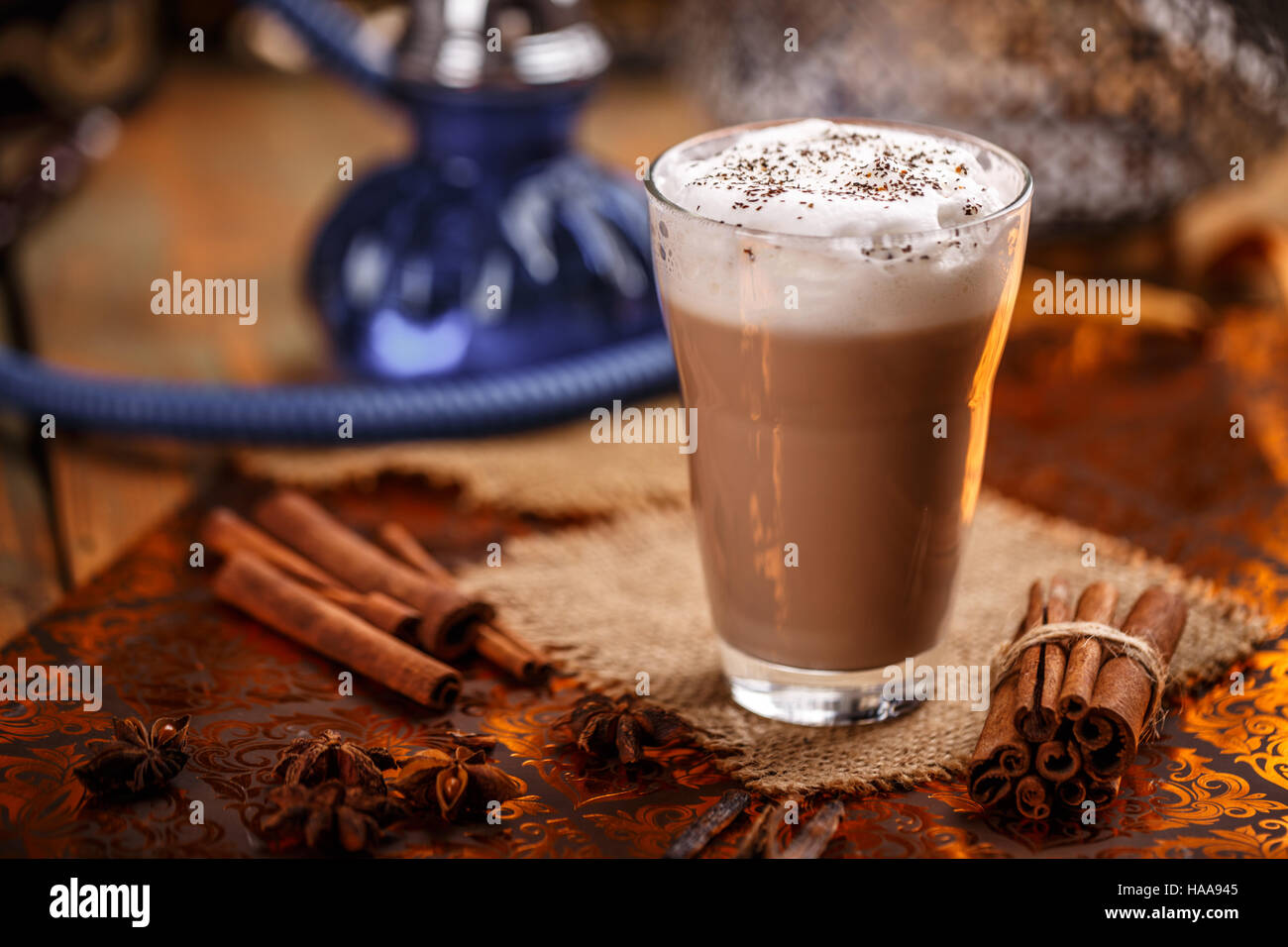 Heißen Chai Latte mit Gewürzen wie Zimt, Kardamom, Nelken, Sternanis als süße warme Winter Dessert Getränke Stockfoto