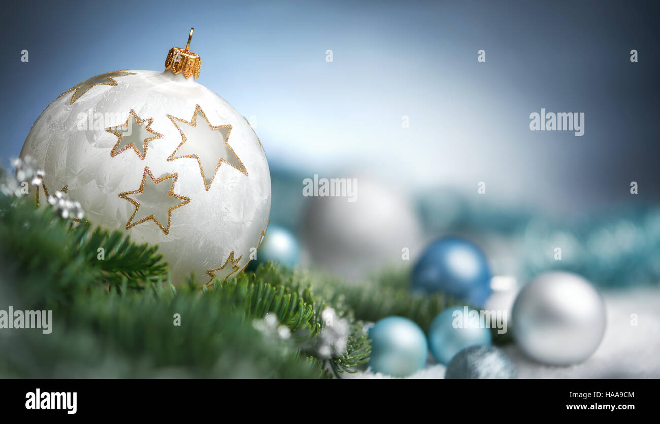 Weihnachtskugeln Closeup, flachen Fokus und verträumten Blick, elegante Kühle Farben mit Textfreiraum Stockfoto