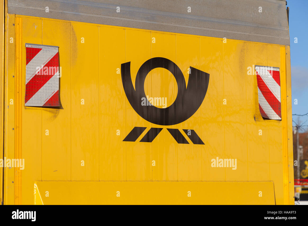 HANNOVER / Deutschland - 27. November 2016: Deutsche Post Service (Deutsche Post) Logo auf einem gelben Container Stockfoto