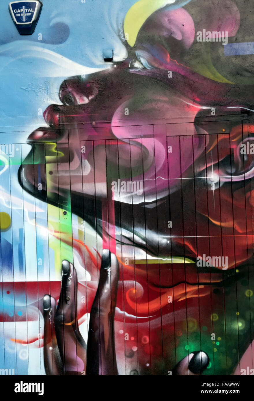 Afro Graffiti an Türen in der Straße abseits der Londoner Brick Lane Stockfoto