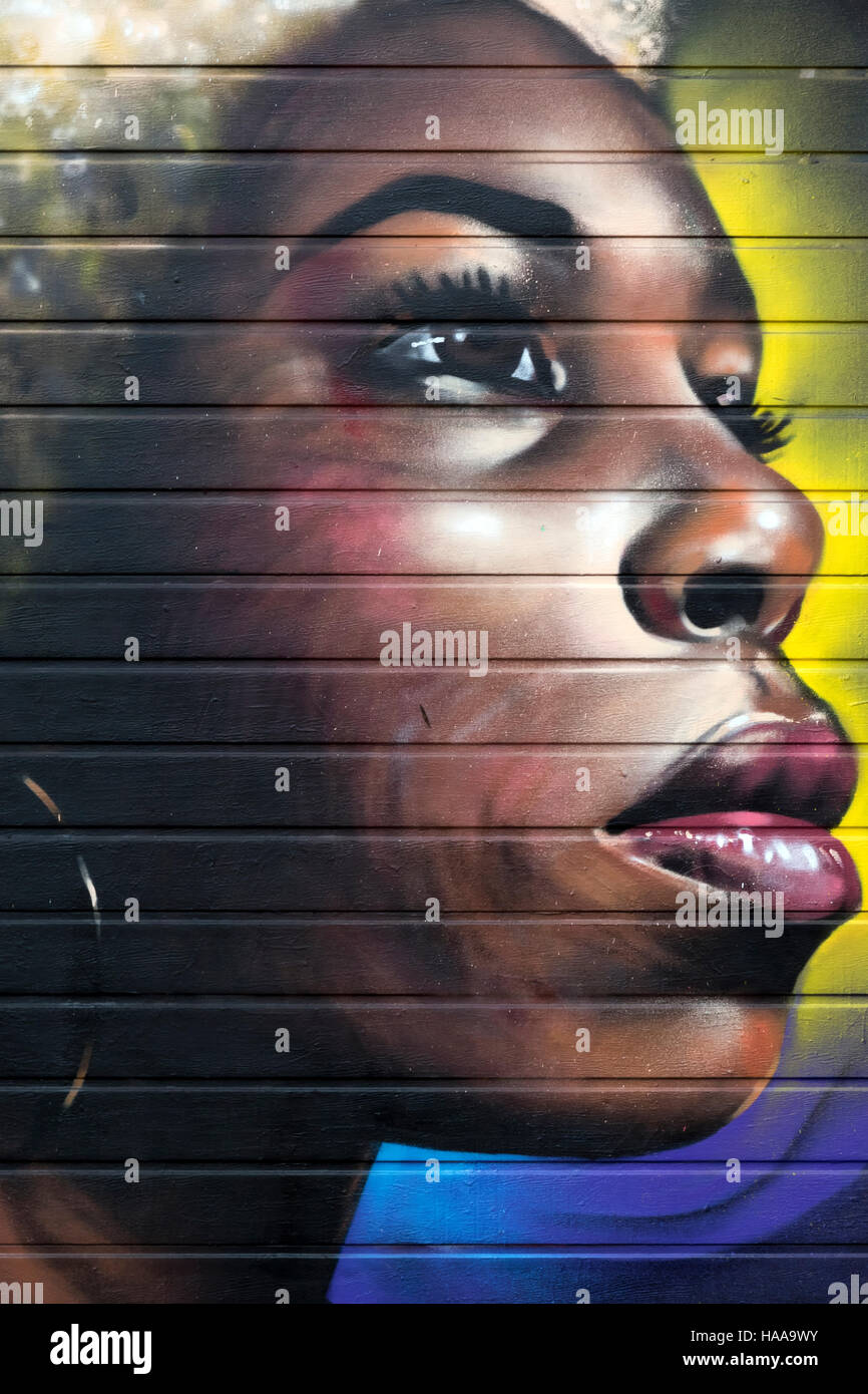 Afro-Graffiti auf Garagentor in Seitenstraße der Brick Lane Stockfoto