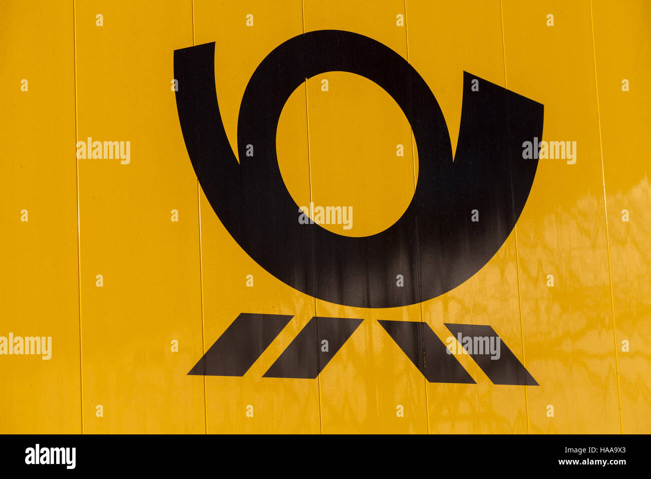 HANNOVER / Deutschland - 27. November 2016: Deutsche Post Service (Deutsche Post) Logo auf einem gelben Container Stockfoto