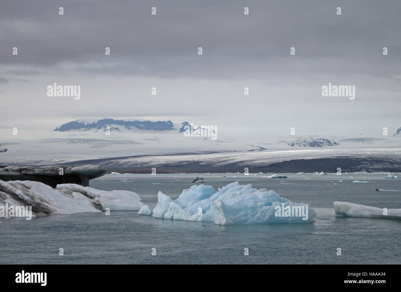 Eisberge am Gletschersee Jökulsárlón Lagune, mit großen Gletscher im Hintergrund Vatnajökull National Park, South East Island. Stockfoto