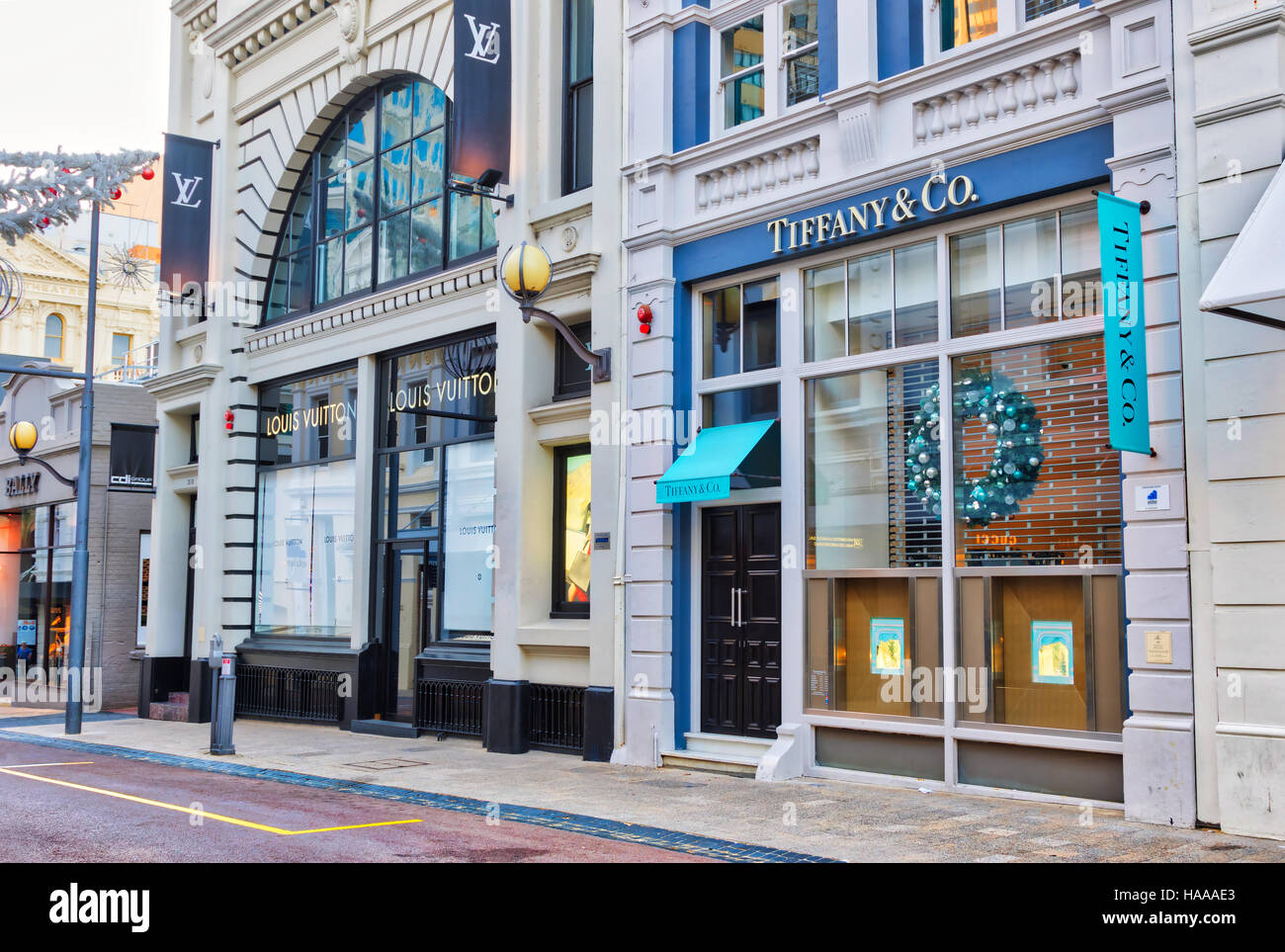 Exklusiven Designer-Läden reihen sich in der Abenddämmerung in der King Street im Zentrum von Perth, Western Australia. Stockfoto