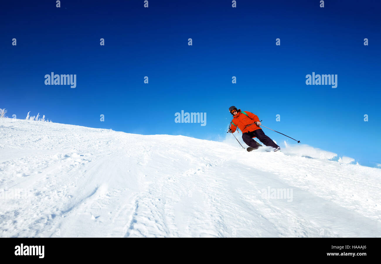 Skers fährt Ski Ski Piste Stockfoto