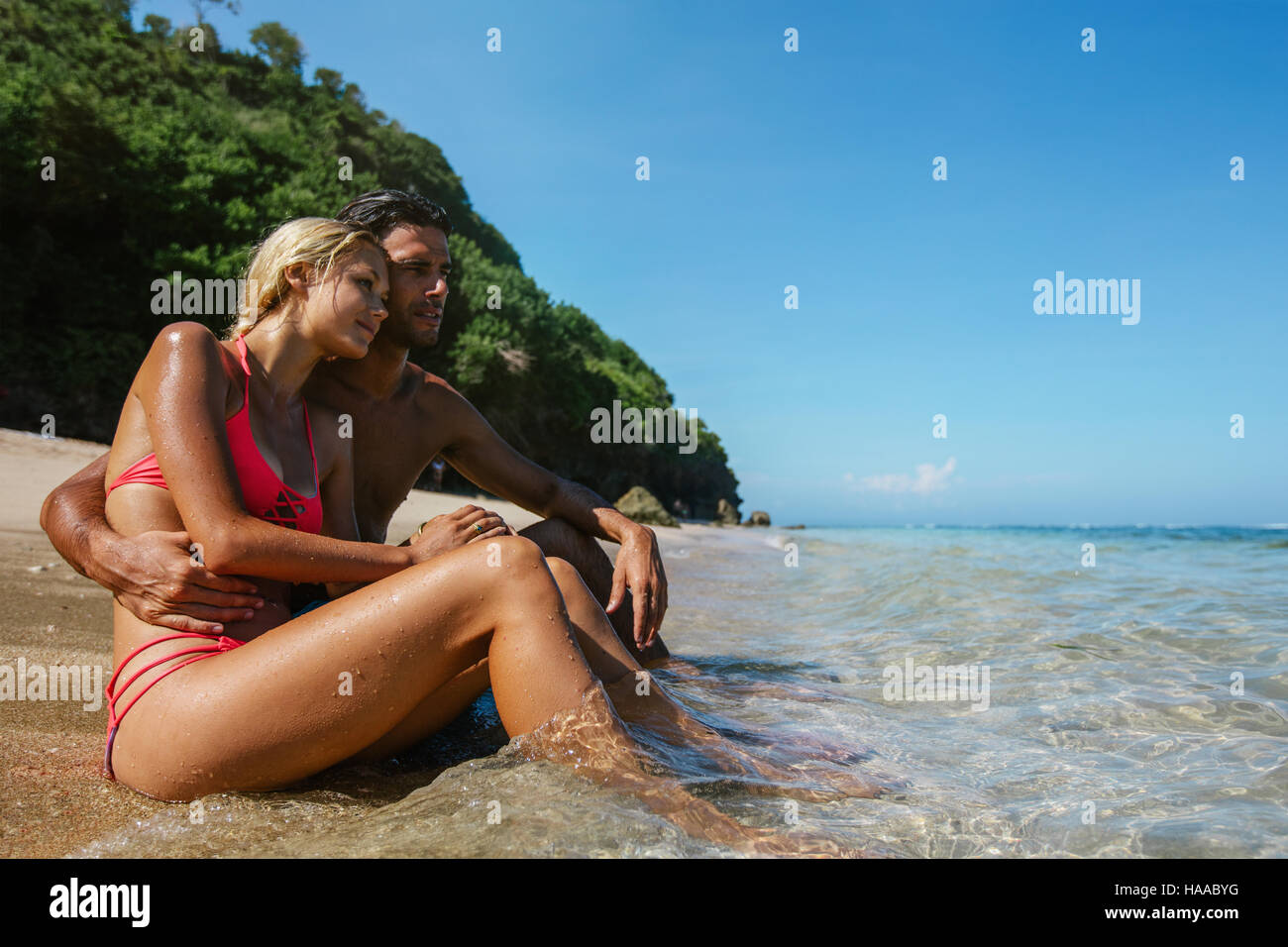 Richtungskontrolle Blick des jungen Mann und Frau Entspannung am Meer an einem Sommertag. Romantisch zu zweit genießen Ferien am Strand. Stockfoto